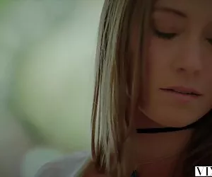 زن و شوهر پیر زن xnxx آماتوری که در اتاق خواب رابطه جنسی دارند
